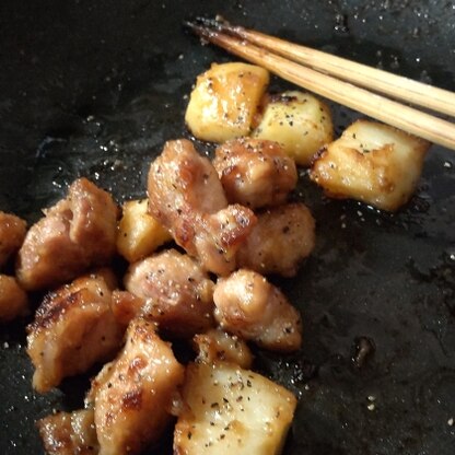 ４人家族で、鶏もも肉が一枚しかない。
そんなときにこのレシピを見つけました。
じゃがいもは少し大きめにして、芋にも片栗粉をかるくまぶしたら、大好評でした